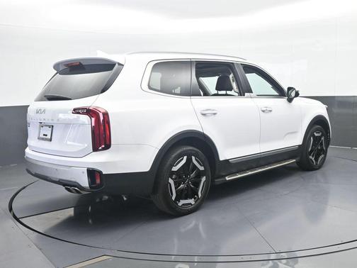 Glacial White Pearl 2024 Kia Telluride S