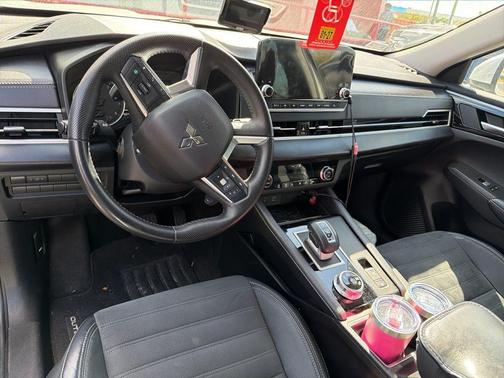 2023 Mitsubishi Outlander SE