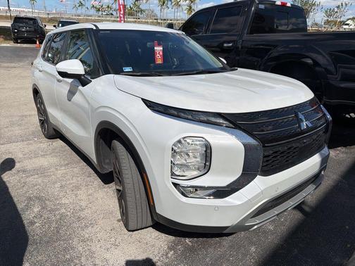 2023 Mitsubishi Outlander SE