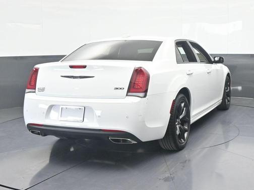 2023 Chrysler 300 Touring L