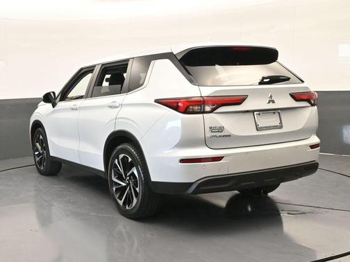 2022 Mitsubishi Outlander ES
