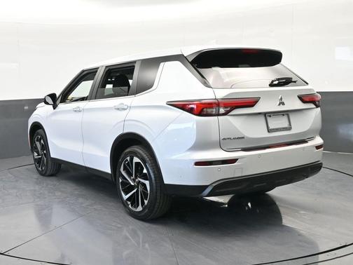 White 2022 Mitsubishi Outlander ES