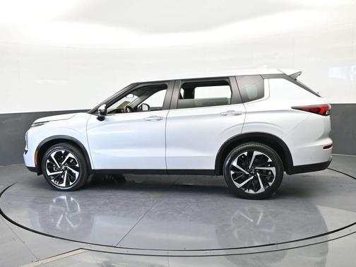 White 2022 Mitsubishi Outlander ES