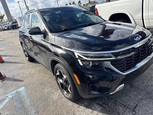 Fusion Black 2024 Kia Seltos EX