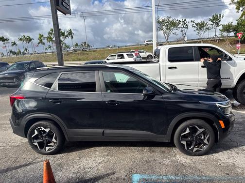 Fusion Black 2024 Kia Seltos EX