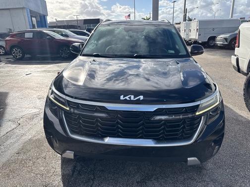 Fusion Black 2024 Kia Seltos EX