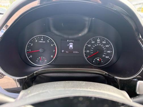 Clear White/Black Roof 2023 Kia Seltos S