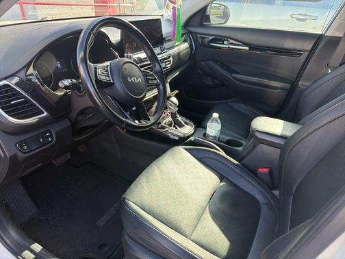 Snow White Pearl 2023 Kia Seltos EX