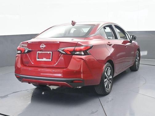 Scarlet Ember 2025 Nissan Versa 1.6 SV