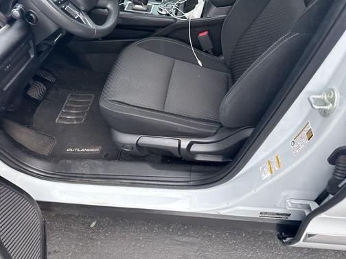 2022 Mitsubishi Outlander ES