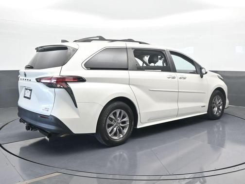 2021 Toyota Sienna XLE