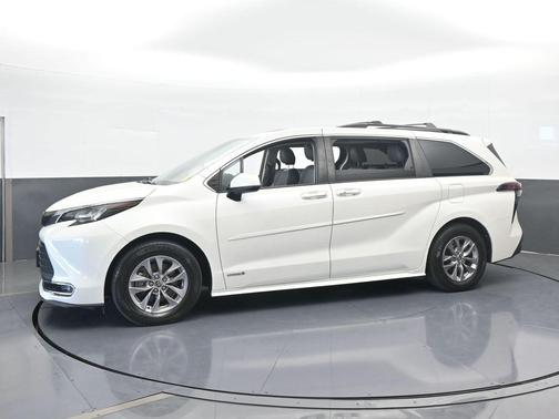 2021 Toyota Sienna XLE