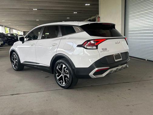 White Pearl 2024 Kia Sportage EX