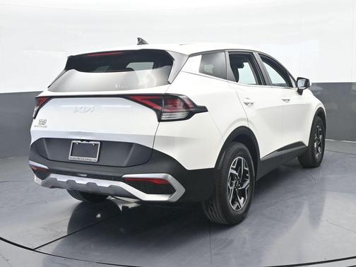 Snow White Pearl 2024 Kia Sportage LX