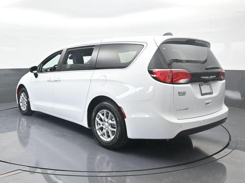 2026 Chrysler Voyager LX