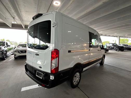 2022 Ford E-Transit Base