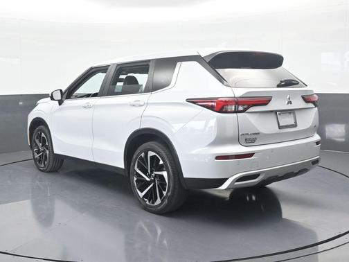 2023 Mitsubishi Outlander SE