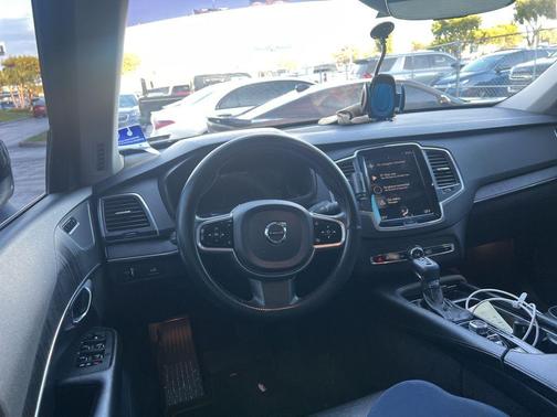 2020 Volvo XC90 T5 Momentum 7 Passenger