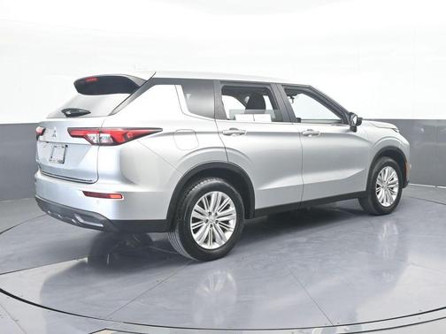 2022 Mitsubishi Outlander ES