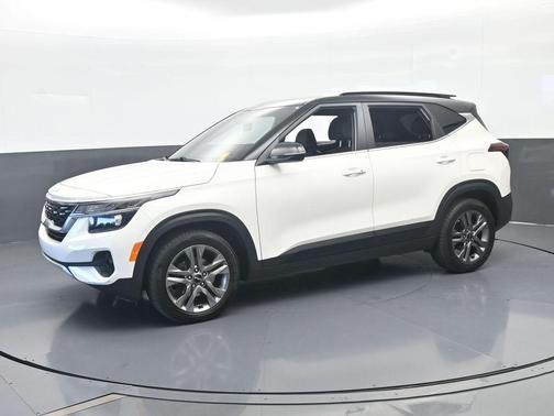 Clear White / Black Roof 2023 Kia Seltos S