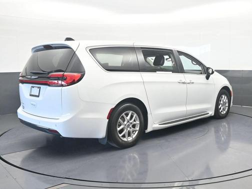 2023 Chrysler Pacifica Touring-L