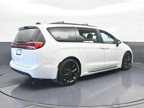 2023 Chrysler Pacifica Touring-L