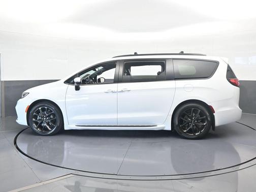 2023 Chrysler Pacifica Touring-L