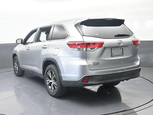 Celestial Silver Metallic 2019 Toyota Highlander LE