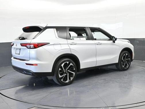 2022 Mitsubishi Outlander ES