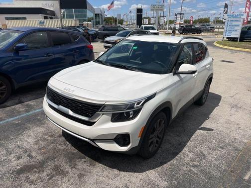 Snow White Pearl 2022 Kia Seltos S