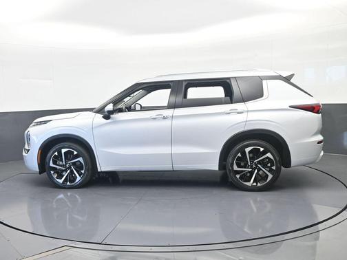 White 2024 Mitsubishi Outlander SEL