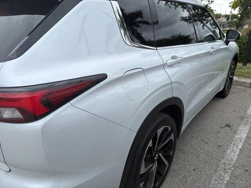 White 2024 Mitsubishi Outlander SEL