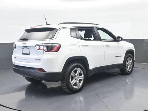 Bright White Clearcoat 2023 Jeep Compass Latitude