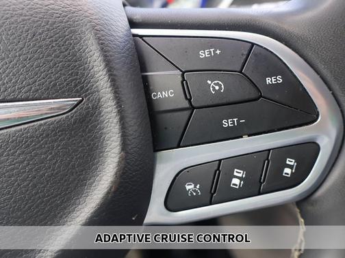 Brilliant Black Crystal Pearlcoat 2023 Chrysler Pacifica Touring L