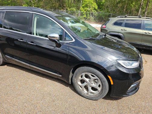 Brilliant Black Crystal Pearlcoat 2023 Chrysler Pacifica Limited