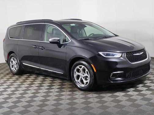 Brilliant Black Crystal Pearlcoat 2023 Chrysler Pacifica Limited