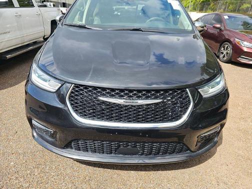 Brilliant Black Crystal Pearlcoat 2023 Chrysler Pacifica Limited