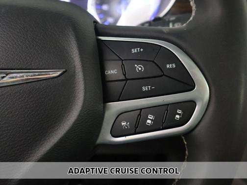 Brilliant Black Crystal Pearlcoat 2023 Chrysler Pacifica Limited