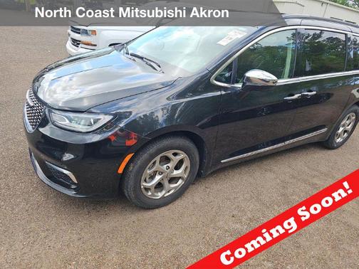 Brilliant Black Crystal Pearlcoat 2023 Chrysler Pacifica Limited
