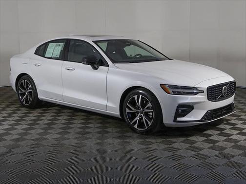 2024 Volvo S60 B5 Plus Dark Theme