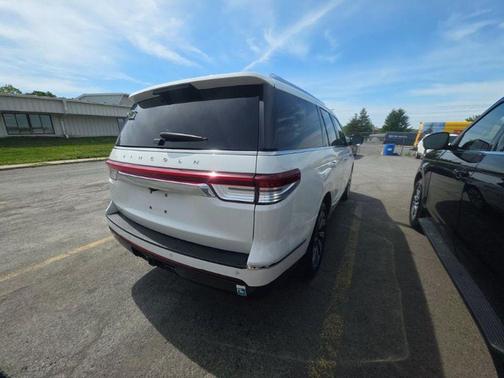 Pristine White Metallic Tri-Coat 2022 Lincoln Navigator Reserve