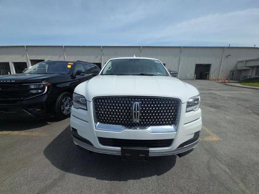 Pristine White Metallic Tri-Coat 2022 Lincoln Navigator Reserve