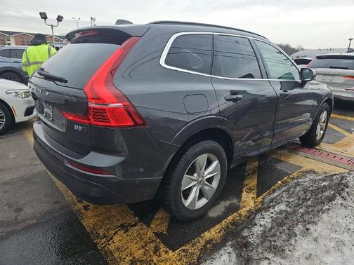 2022 Volvo XC60 B5 Momentum