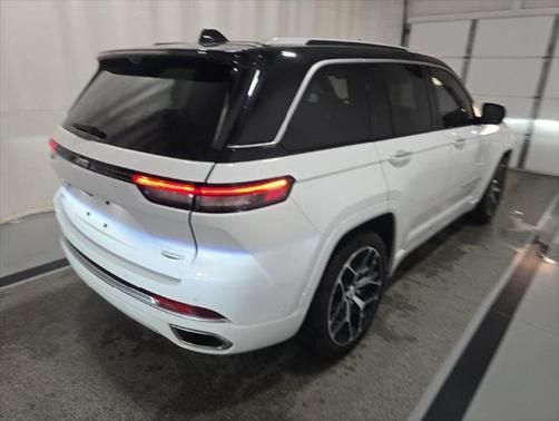 2022 Jeep Grand Cherokee Summit