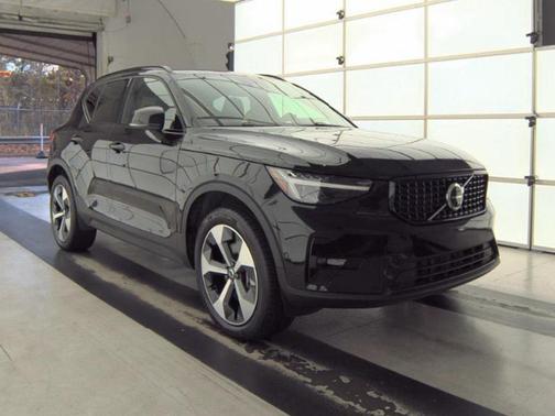 2024 Volvo XC40 B5 Plus Dark Theme