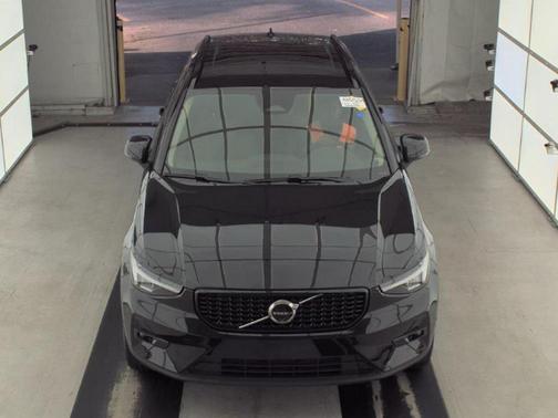 2024 Volvo XC40 B5 Plus Dark Theme