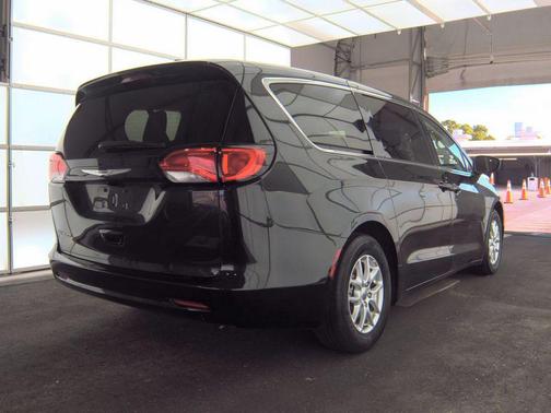 Brilliant Black Crystal Pearlcoat 2023 Chrysler Voyager LX