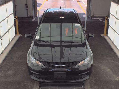 Brilliant Black Crystal Pearlcoat 2023 Chrysler Voyager LX