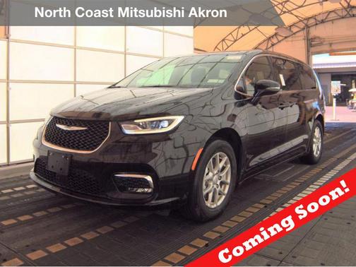 Diamond Black Crystal Pearlcoat 2025 Chrysler Pacifica L