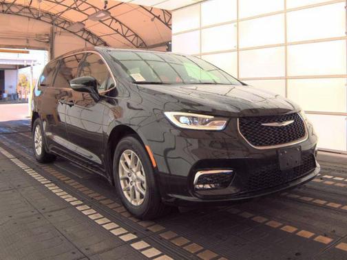 Diamond Black Crystal Pearlcoat 2025 Chrysler Pacifica L